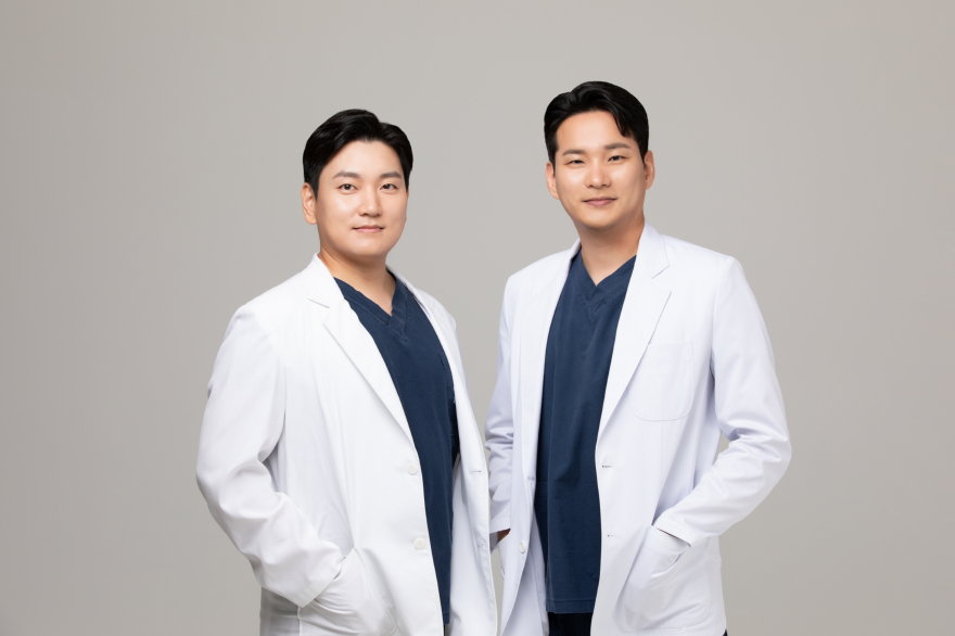 [변환]오케이내과_원장님들_4.jpg